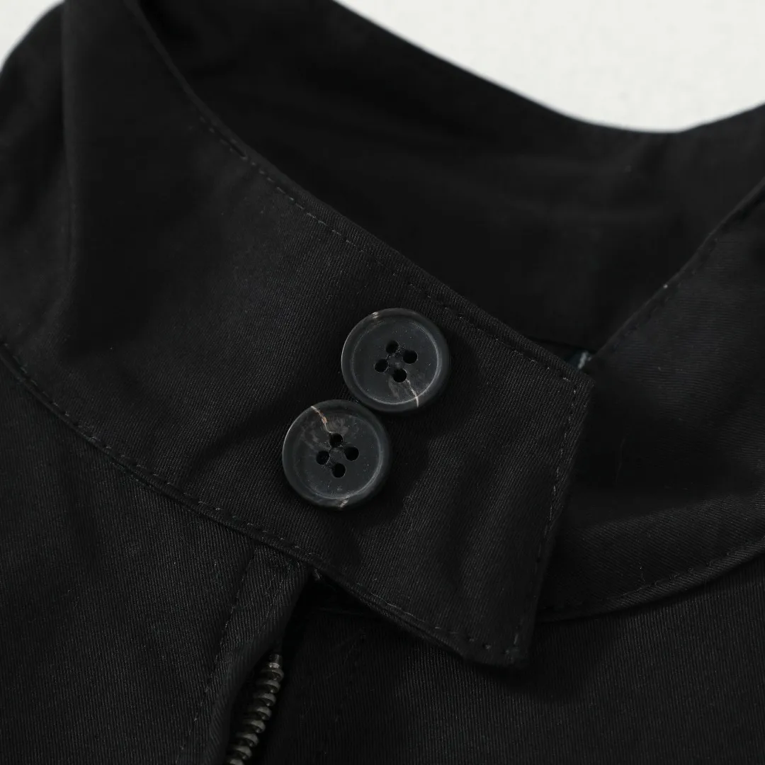 P350 #R23 Ralph Lauren polo white lily contract men's and women's old money style old cadre stand collar workwear Harrington jacket item number RL12020 The fabric has a double-layer shin feel and is full of weight! It's not as heavy as a regular jacket, and the ordinary cotton material feels really different. This one is super comfortable, soft and stylish, and has a green plaid interior that has a retro movie fashion feel! The fit is loose but not baggy. The size is just right and not too picky. The dropped shoulder design modifies the shoulder shape without making it look bulky. This silhouette is a style that will never go out of style after being worn for a long time. The upper body is also very durable and recognizable. The loose and reasonable fit can be worn by both men and women, making it easy to create a clean and refreshing youthful look. The embroidery on the chest is all German Oman embroidery fiber with original data. The embroidery process is very particular about using Japanese Tajima machines to ensure exquisite three-dimensional embroidery. That is what I said is different from the ones on the market. The workmanship is loose and can be used by boys and girls!! Color: Black Khaki Navy Blue Army Green Light Blue Size: M L XL XXL Length: 68/70/72/74 Bust: 122/126/130/134 Shoulder width: 53/54/55/56 Sleeve length: 65/66/67/68